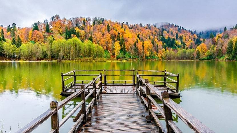 Borçka Karagöl with autumn colors welcomes tourists