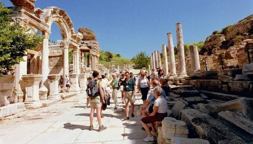 Tourists surge to Ephesus as pandemic restrictions erased (2)