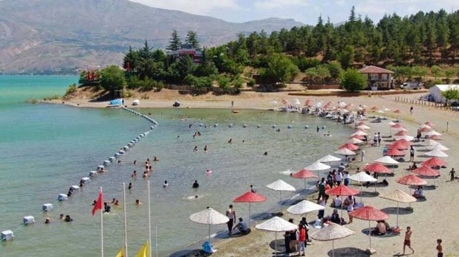 Visitors Fed up of Heat Flocked Caspian Lake (2)