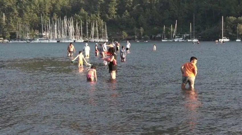 Kızkumu Beach Flooded with Visitors across Turkey