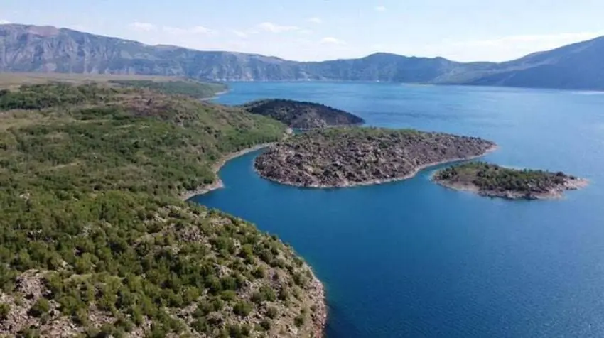 Nemrut Crater Lake Hosts International Tourists (2)