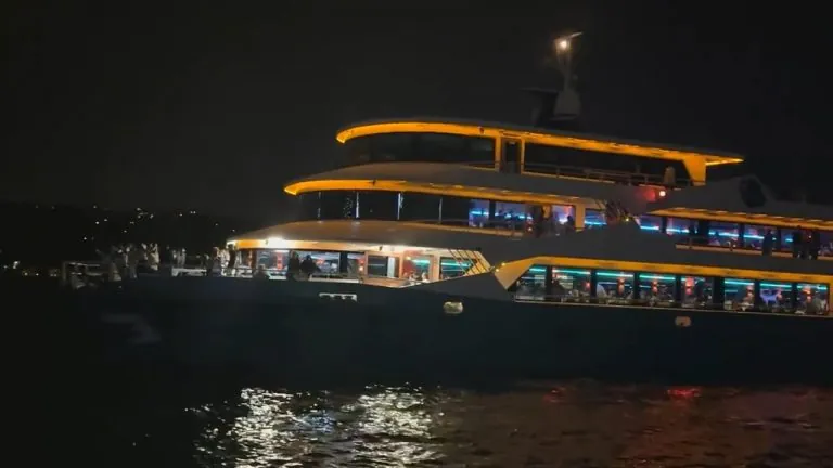 Bosphorus Dinner Cruise – Night Views & Turkish Cuisine