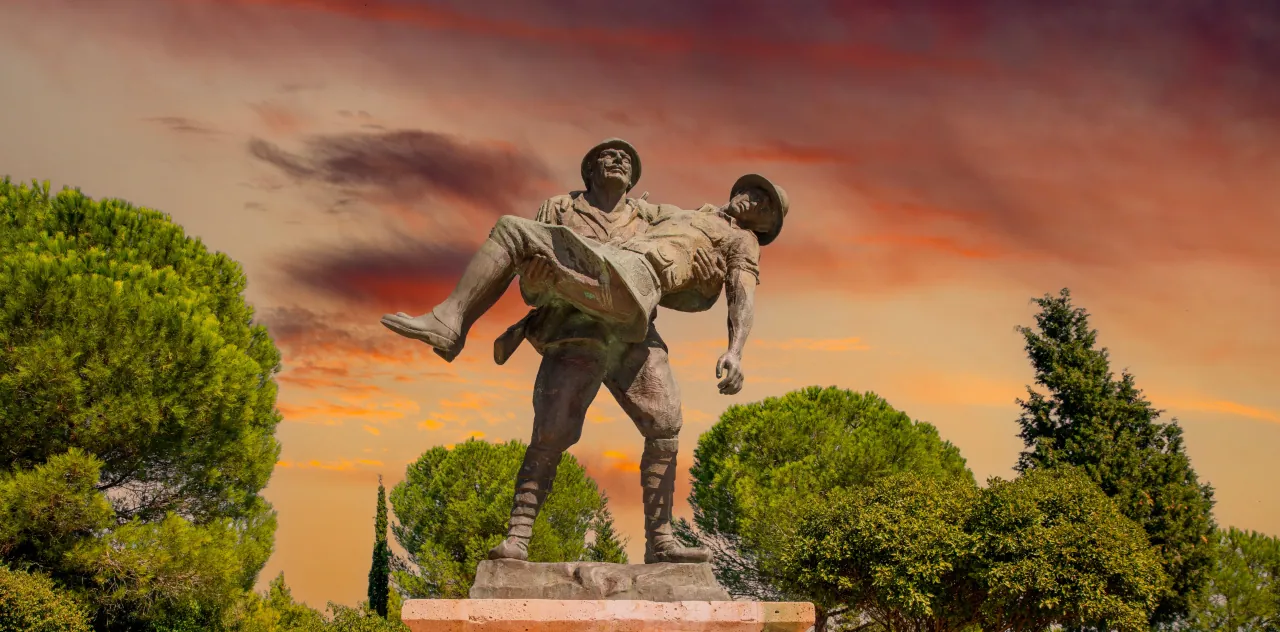 Turkish soldier carrying an Anzac soldier during Gallipoli Campaign, Turkey